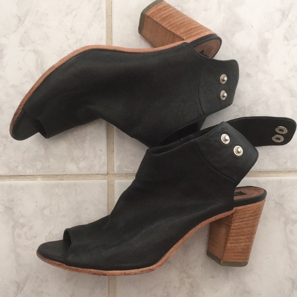 Steve Madden Shoes - Black Steve Madden open toe Booties